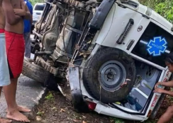 Cinco heridos tras vuelco de ambulancia del 9-1-1 en monte plata