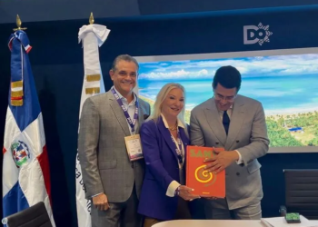 David Collado entrega libro “Santo Domingo” a CEO de PAX Assistance en Anato