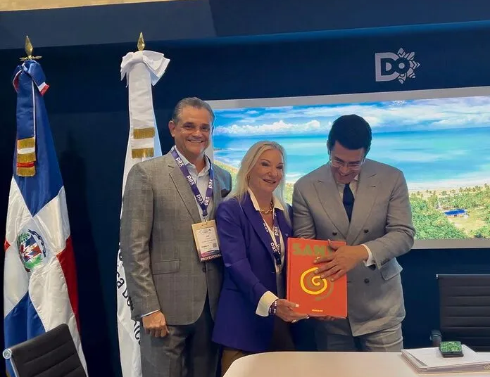 David Collado entrega libro “Santo Domingo” a CEO de PAX Assistance en Anato