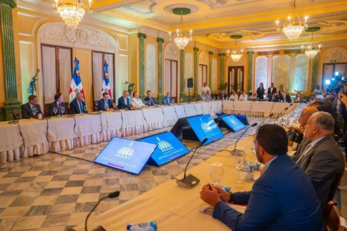 El presidente Luis Abinader reunido en el Palacio Nacional con funcionarios y empresarios.