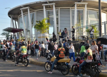 Transportistas descartan aumento del pasaje y piden al gobierno congelar combustibles por 6 meses