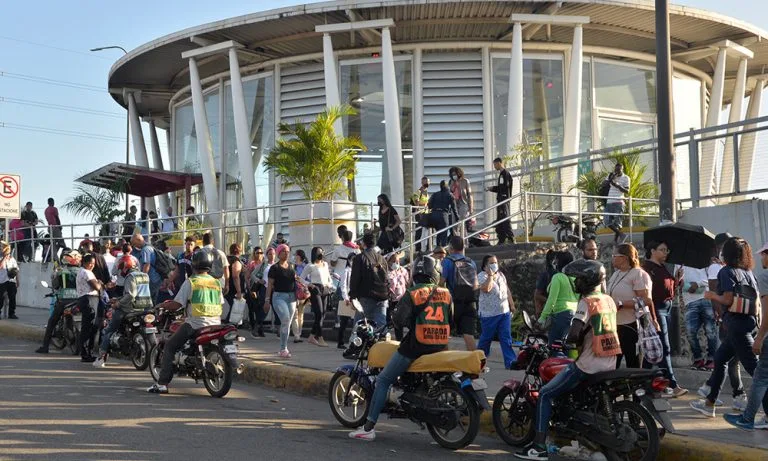 Transportistas descartan aumento del pasaje y piden al gobierno congelar combustibles por 6 meses