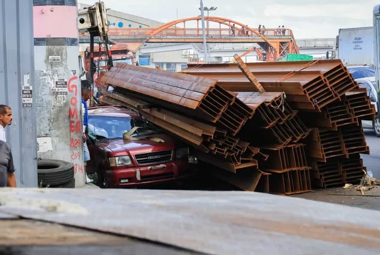 Las vigas de concreto cayeron en segundos sobre la yipeta, tras el vuelco de una patana en el kilómetro 9 de la autopista Duarte.