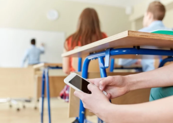 La regulación también aplicará para los profesores durante las horas de clase