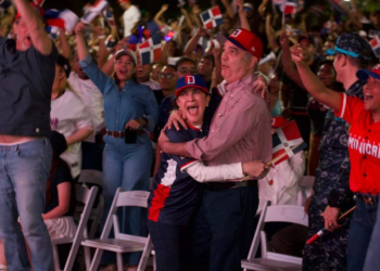 Abinader presencia juego RD vs. Estados Unidos del Clásico Mundial en pantalla gigante en el Malecón