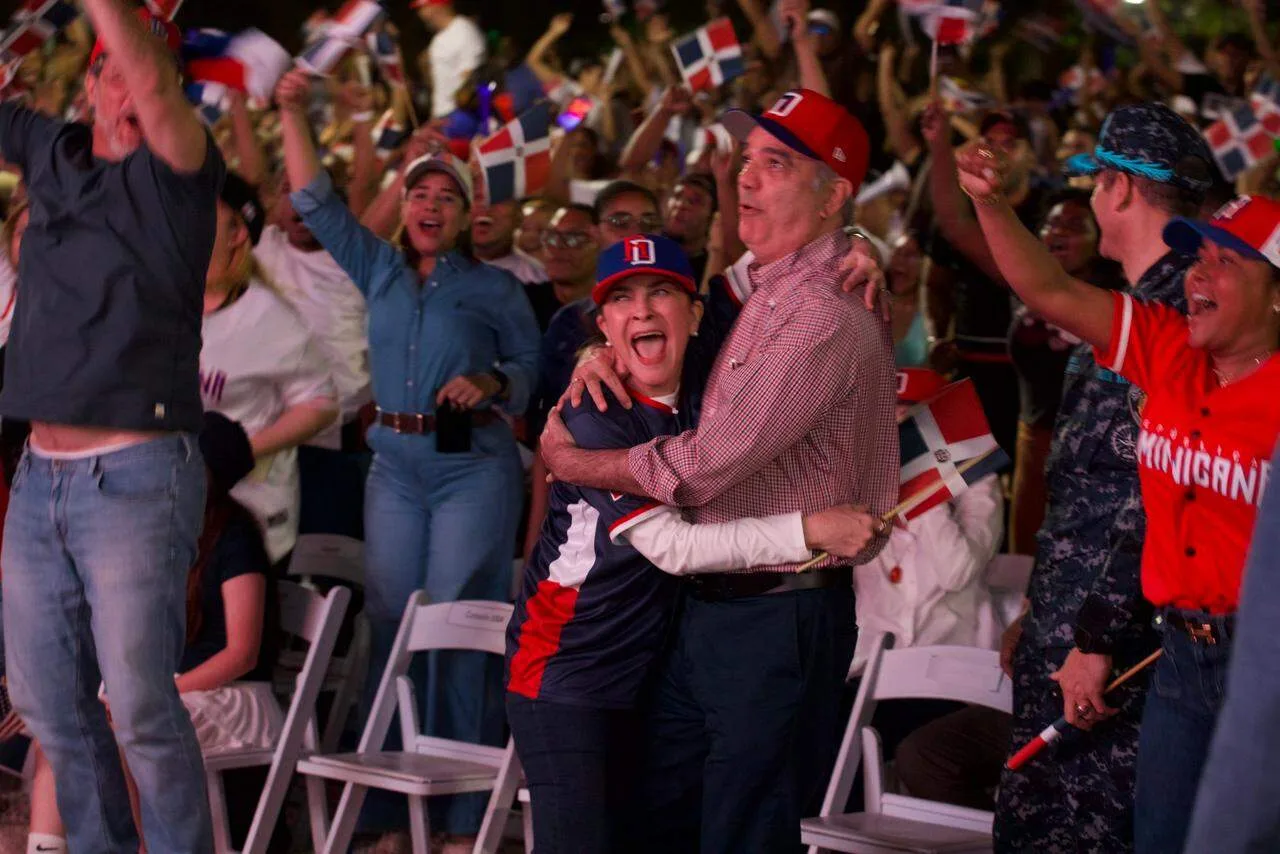 Abinader presencia juego RD vs. Estados Unidos del Clásico Mundial en pantalla gigante en el Malecón