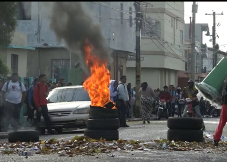 Estudiantes del Politécnico Manuel María Castillo en SFM realizan protesta
