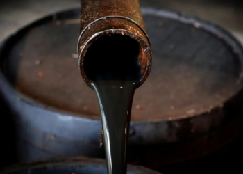 File photo: oil pours out of a spout from edwin drake's original 1859 well that launched the modern petroleum industry at the drake well museum and park in titusville, pennsylvania u. S. , october 5, 2017. Reuters/brendan mcdermid/file photo