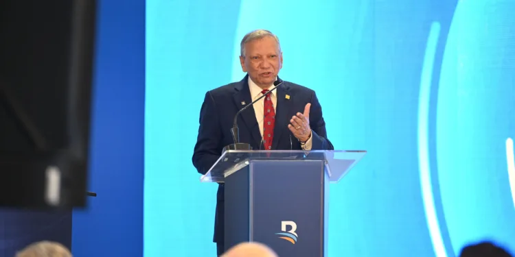 El presidente ejecutivo de Banreservas, doctor Leonardo Aguilera, habla en la conferencia “La ética: el pilar del éxito en las personas y las empresas” organizada por el Banco para celebrar el Día Nacional de la Ética en República Dominicana.