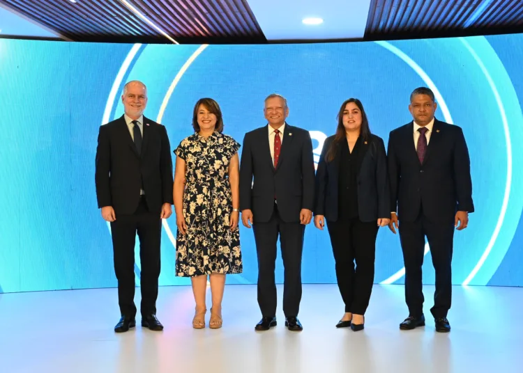 El presidente ejecutivo de Banreservas, doctor Leonardo Aguilera, junto al superintendente de Bancos, Alejandro Fernández; la presidenta ejecutiva de la Asociación de Bancos Múltiples de la República Dominicana (ABA), Rossana Ruiz; la presidenta del Comité de Cumplimiento, Johanna Reyes; y el vicepresidente de Cumplimiento de Banreservas, Heiromy Castro, durante la conferencia sobre ética organizada por la institución financiera. 02