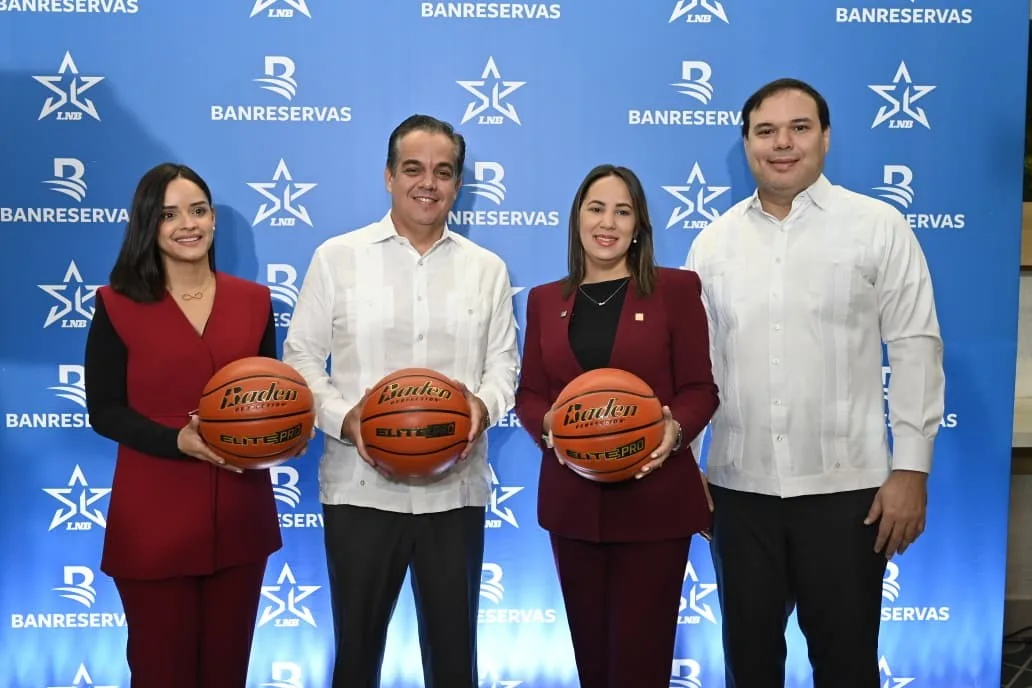 Yubelkis ramírez viñas, vicepresidenta de mercadeo; antonio mir, presidente de la liga nacional de baloncesto (lnb); alieska díaz, vicepresidenta ejecutiva senior administrativa; y pedro chalas, vicepresidente de la liga nacional de baloncesto (lnb), durante rueda de prensa que da inicio a la temporada 2026 de la referida liga.