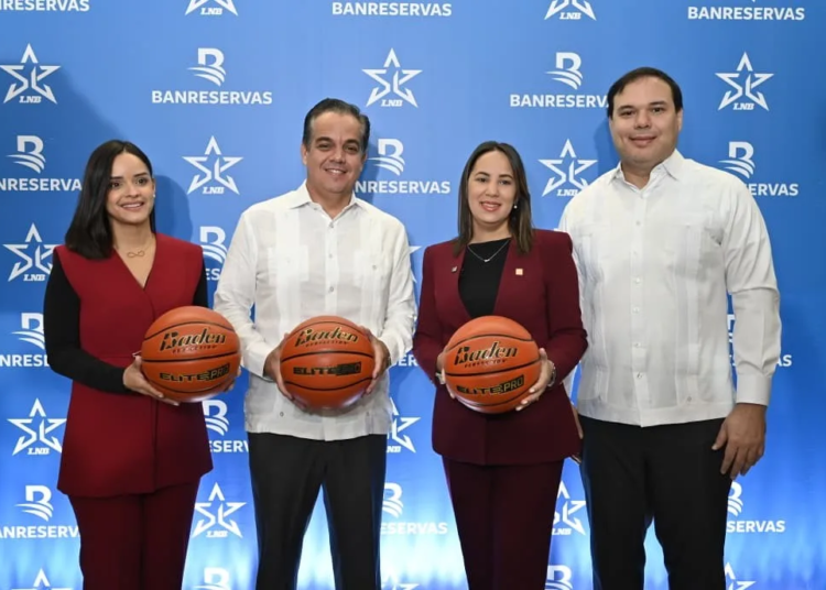 Yubelkis Ramírez Viñas, vicepresidenta de Mercadeo; Antonio Mir, presidente de la Liga Nacional de Baloncesto (LNB); Alieska Díaz, vicepresidenta ejecutiva senior Administrativa; y Pedro Chalas, vicepresidente de la Liga Nacional de Baloncesto (LNB), durante rueda de prensa que da inicio a la temporada 2026 de la referida liga.