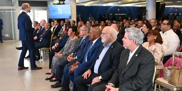 La entidad auspicia la conferencia “La ética: el pilar del éxito en las personas y las organizaciones”, impartida por el profesor Pablo Ámez, en el marco de la celebración del Día Nacional de la Ética Ciudadana.