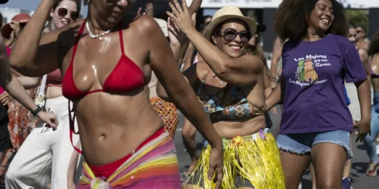 Rio de janeiro se prepara para megashow de shakira en copacabana