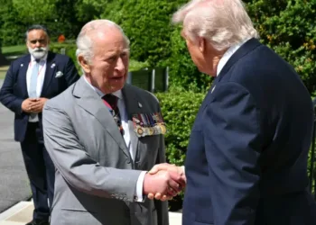Trump despide a carlos iii calificándolo como «el más grande de los reyes»