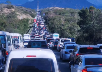 Fuerte taponamiento en la circunvalación de baní este jueves santo hacia el sur