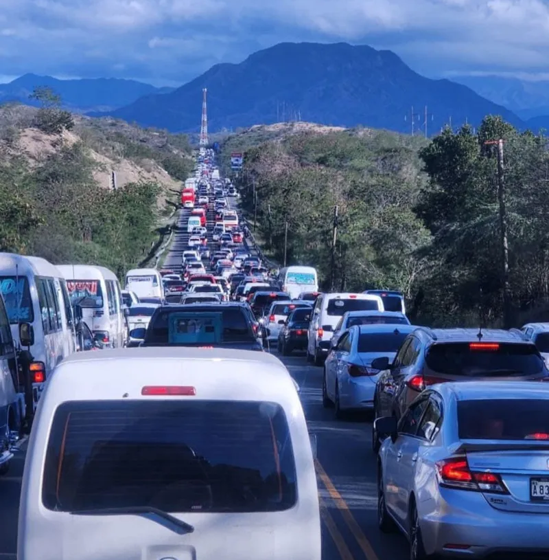 Fuerte taponamiento en la circunvalación de baní este jueves santo hacia el sur