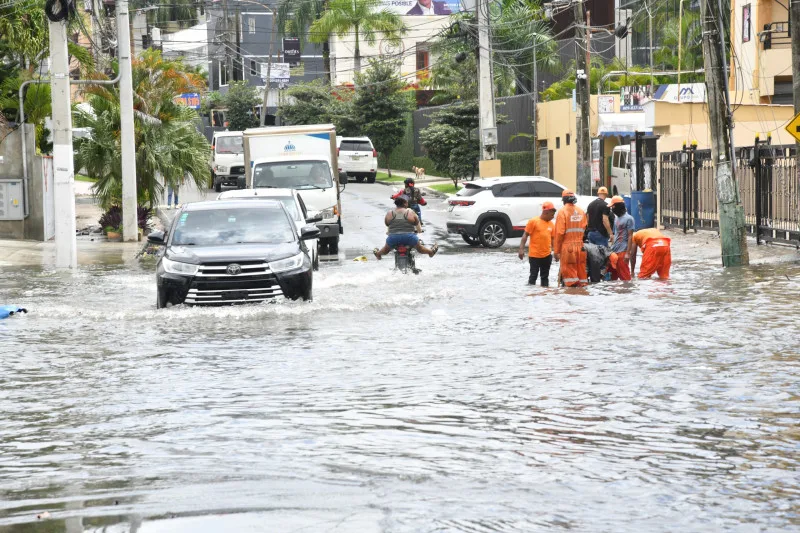Coe mantiene 17 provincias bajo alerta ante vaguada
