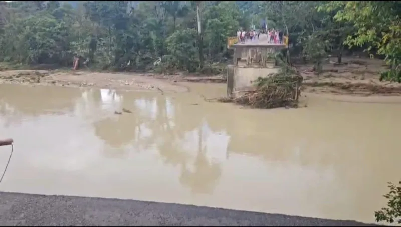 Gobierno dice buscará solución permanente a puente sobre el camú