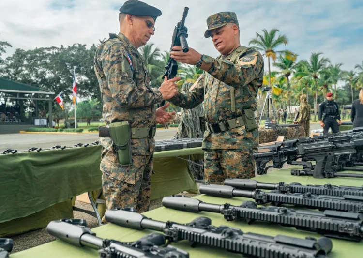 El ministro de Defensa, teniente general Carlos Antonio Fernández Onofre, ERD., y el comandante general, el mayor general Jorge Iván Camino Pérez, ERD.