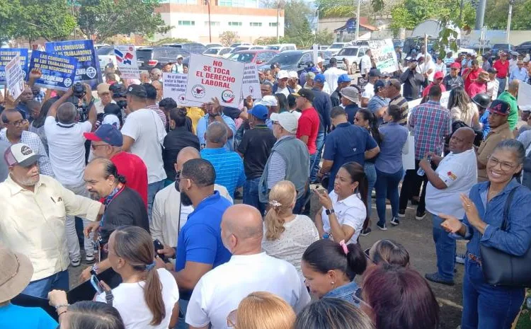 Protestan en Santiago en defensa de la cesantía laboral.