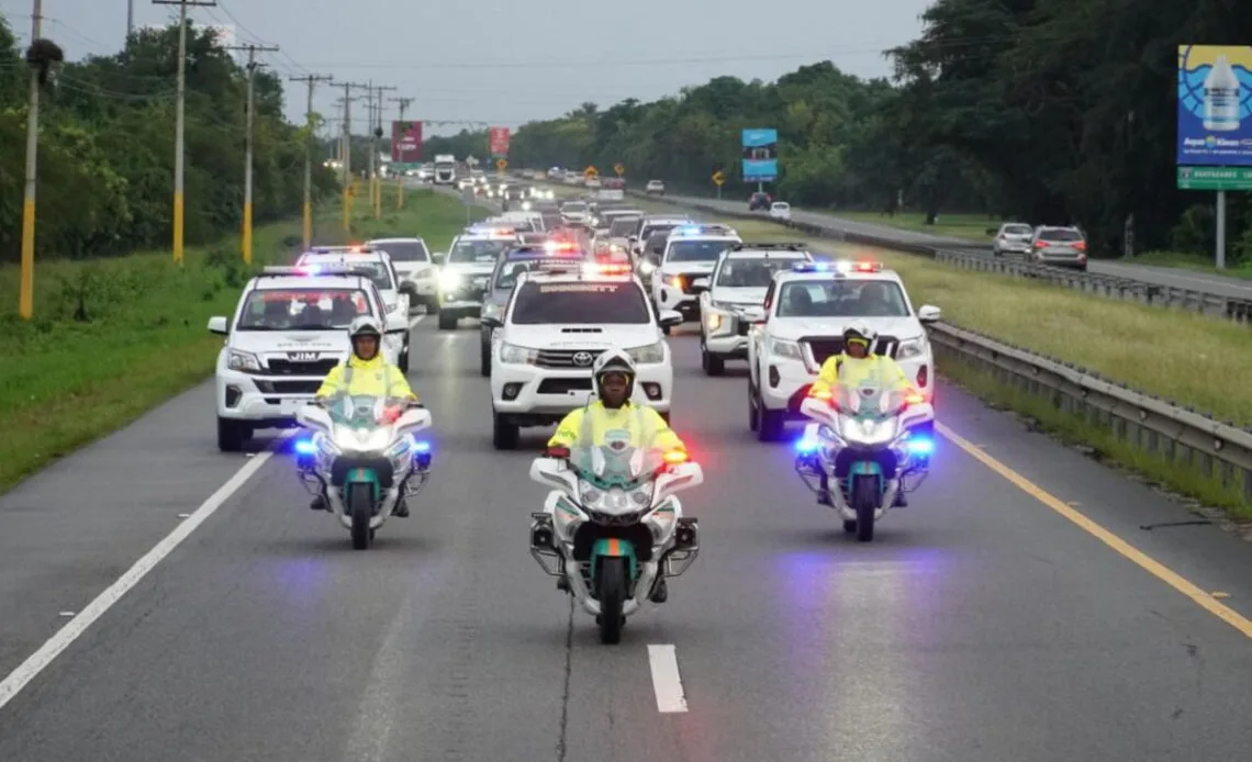 Autoridades toman el control de velocidades en el retorno de miles de conductores al dn