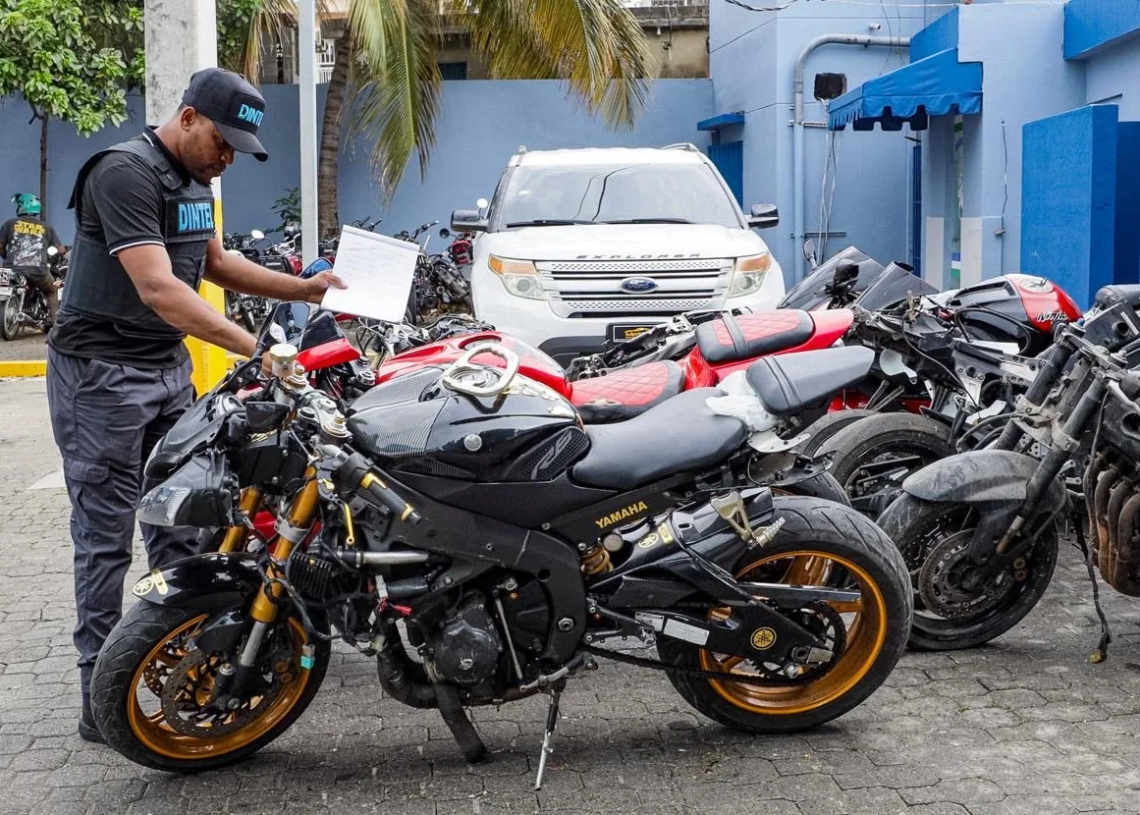 Dintel incauta fusil, drogas y motocicletas en operativos en santo domingo este