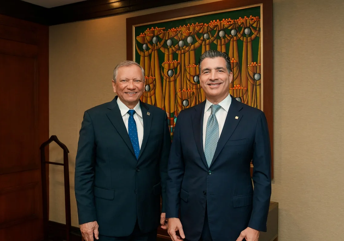 De izquierda a derecha, los señores leonardo aguilera y christopher paniagua.