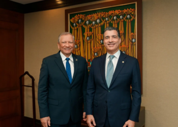 De izquierda a derecha, los señores Leonardo Aguilera y Christopher Paniagua.