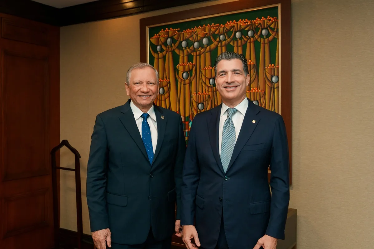 De izquierda a derecha, los señores Leonardo Aguilera y Christopher Paniagua.