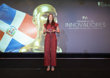 La señora Bianca Albino, product owner de la solución de Pagos de Qik, recibió el premio en nombre de Qik Banco Digital.La señora Bianca Albino, product owner de la solución de Pagos de Qik, recibió el premio en nombre de Qik Banco Digital.