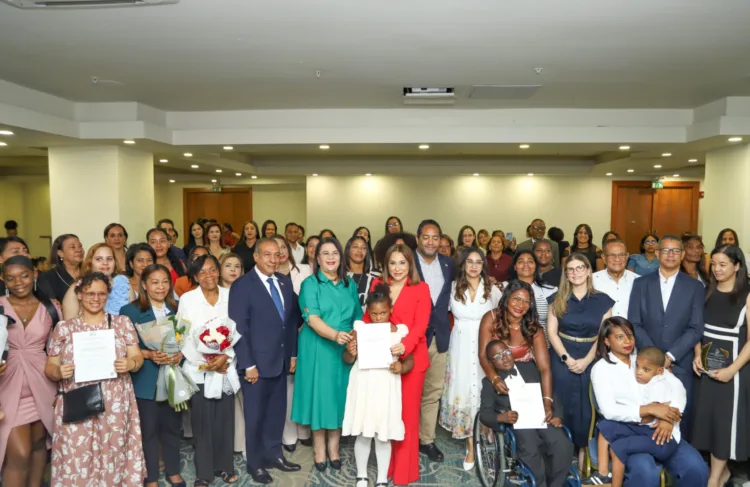 Supérate gradúa primer grupo de padres en cuidados a personas con discapacidad