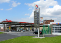 Vue générale de la station-service de heidestrasse à berlin, avec son auvent portant l'enseigne total. À droite, la station de lavage total wash.