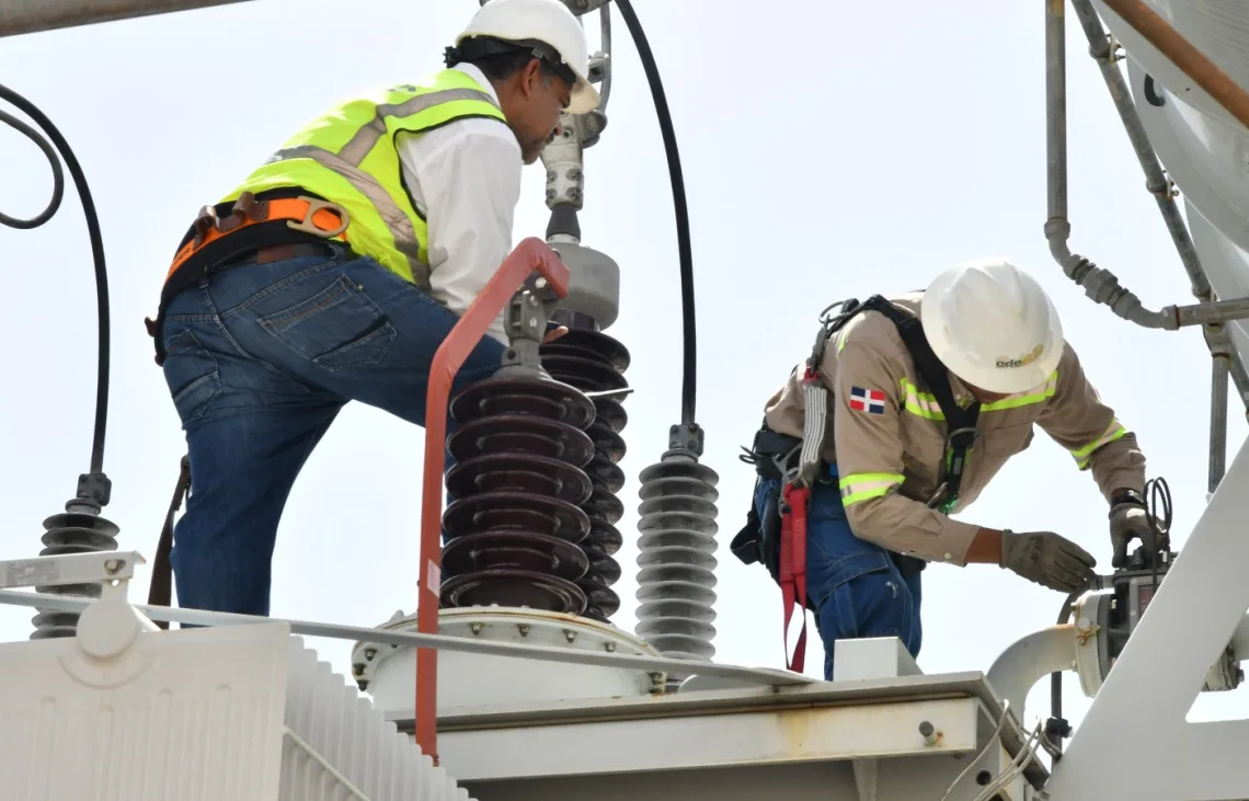 Falla eléctrica afecta varios sectores del distrito nacional; técnicos trabajan en restablecer el servicio