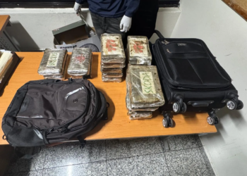 Dncd apresa a dos extranjeros con 37 paquetes de presunta cocaína en el aila