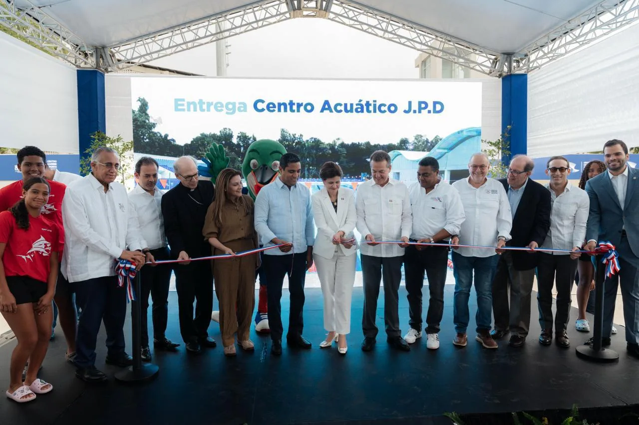 Ito Bisonó entrega Centro Acuático del Centro Olímpico y anuncia su certificación internacional