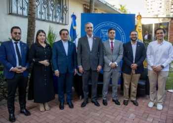 Presidente abinader conversa con estudiantes sobre liderazgo y servicio público