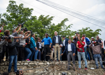 Abinader garantiza asistencia a familias afectadas en los alcarrizos