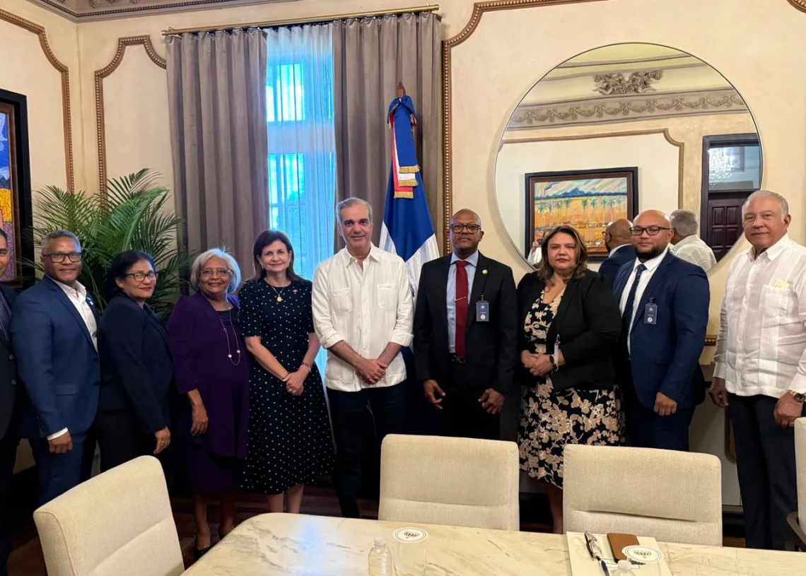 Presidente luís abinader, la vicepresidenta raquel peña y el ministro administrativo, andrés bautista en compañía del presidente del colegio médico dominicano, luis alberto peña núñez y otros dirigentes del gremio profesional que fueron recibidos en esta fecha en el palacio nacional.