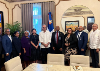 Presidente luís abinader, la vicepresidenta raquel peña y el ministro administrativo, andrés bautista en compañía del presidente del colegio médico dominicano, luis alberto peña núñez y otros dirigentes del gremio profesional que fueron recibidos en esta fecha en el palacio nacional.