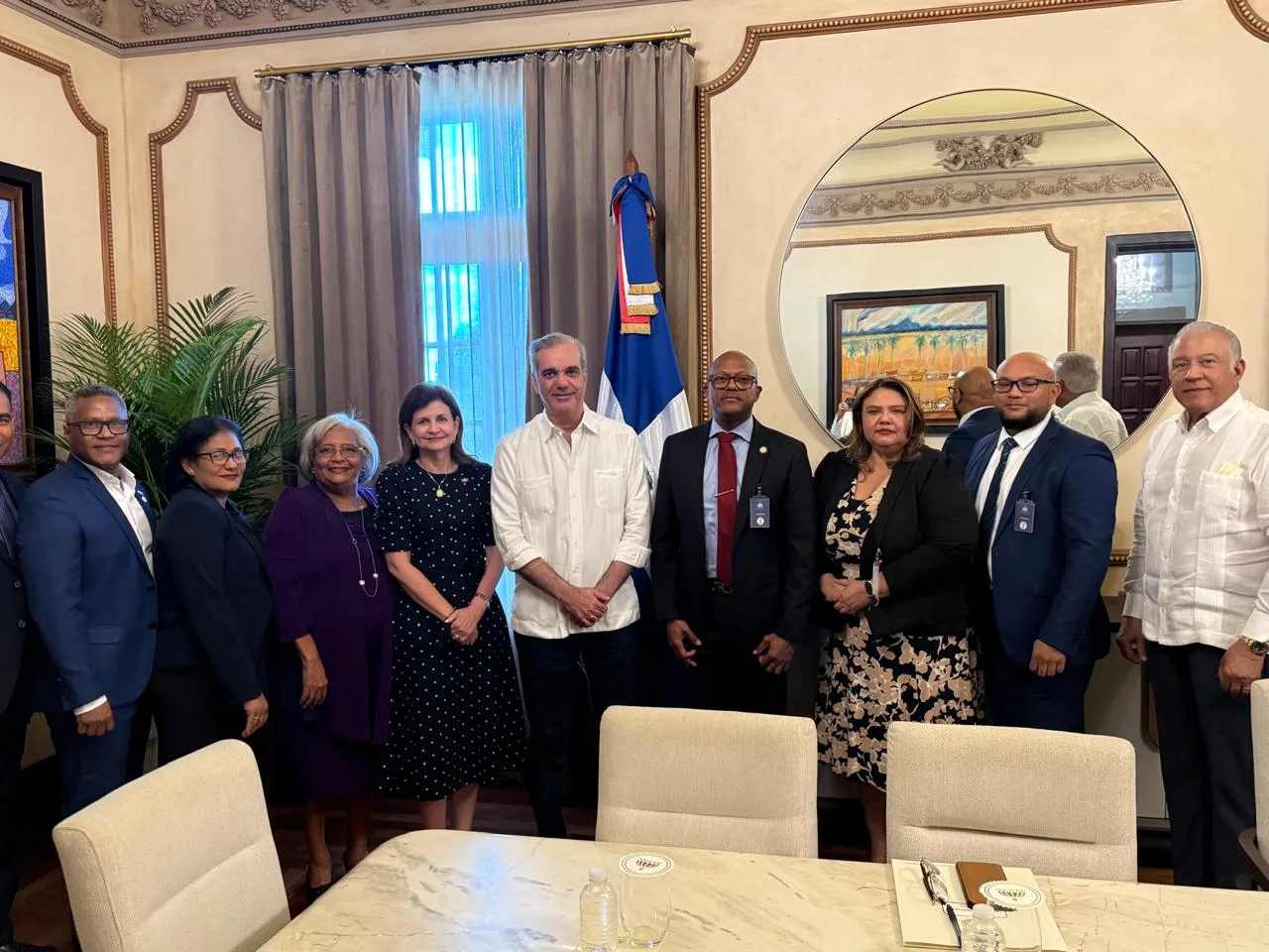 Presidente Luís Abinader, la Vicepresidenta Raquel Peña y el Ministro Administrativo, Andrés Bautista en compañía del Presidente del Colegio Médico Dominicano, Luis Alberto Peña Núñez y otros dirigentes del gremio profesional que fueron recibidos en esta fecha en el Palacio Nacional.