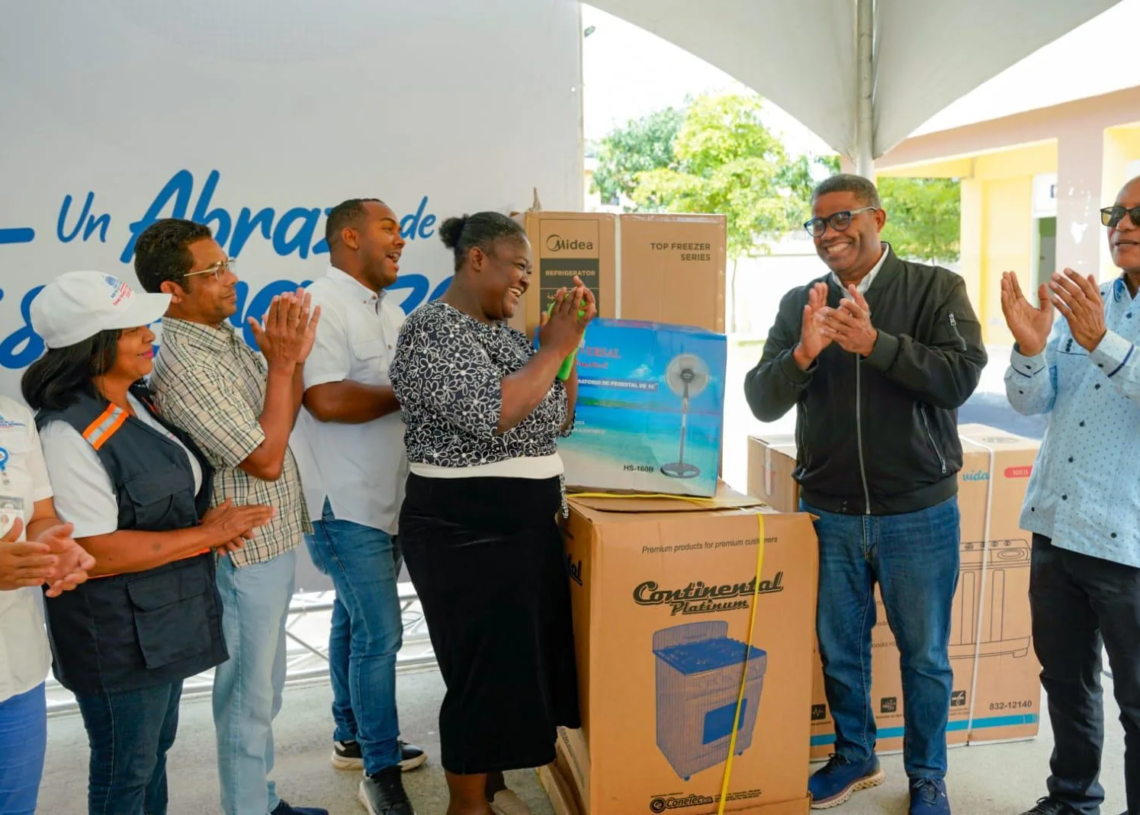 Gobierno refuerza asistencia social en pantoja y palmarejo con enseres