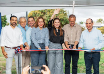 Carolina mejía inaugura el renovado parque los caminos en arroyo hondo