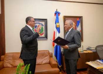 Ministro bautista juramenta a carlos roa howley como director del plan san juan