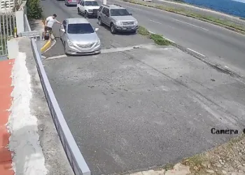 Cámara capta últimos momentos de hombre reportado como desaparecido en el malecón