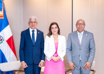 Ricardo de los santos y alfredo pacheco reciben a la embajadora de ee. Uu.