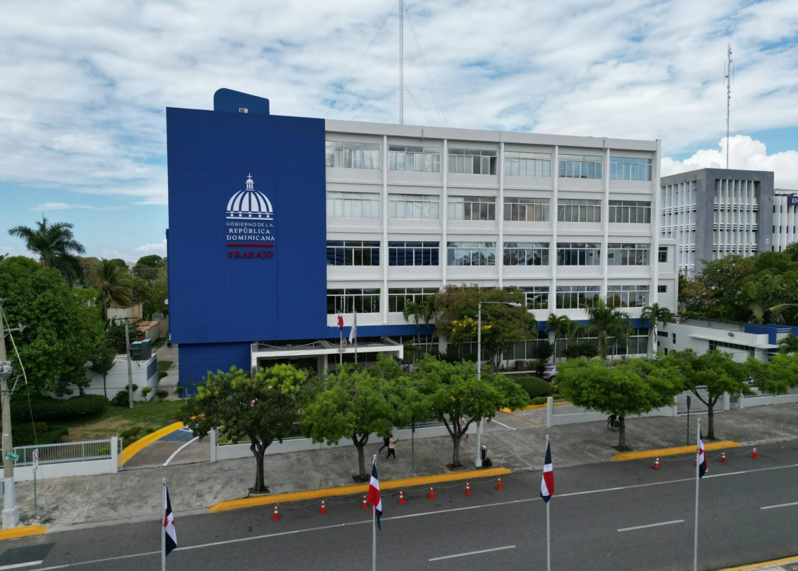 Gobierno exhorta a flexibilizar jornada e implementar teletrabajo en provincias bajo alerta