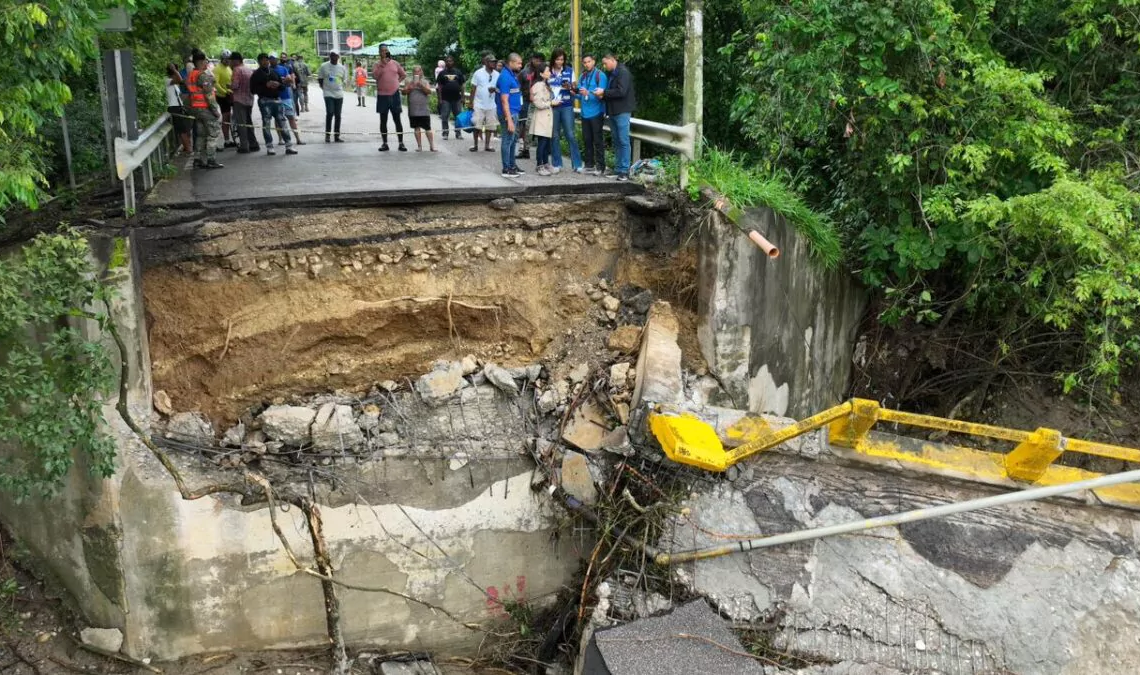 Onesvie evalúa daños tras colapso del puente de camú por intensas lluvias en puerto plata
