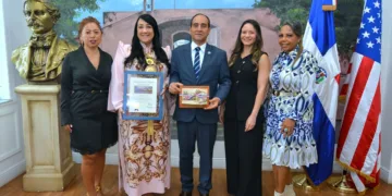 Giannina azar es reconocida por la alcaldía de miami-dade y el consulado dominicano