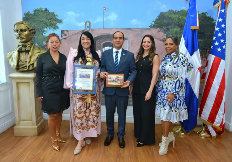 Giannina azar es reconocida por la alcaldía de miami-dade y el consulado dominicano